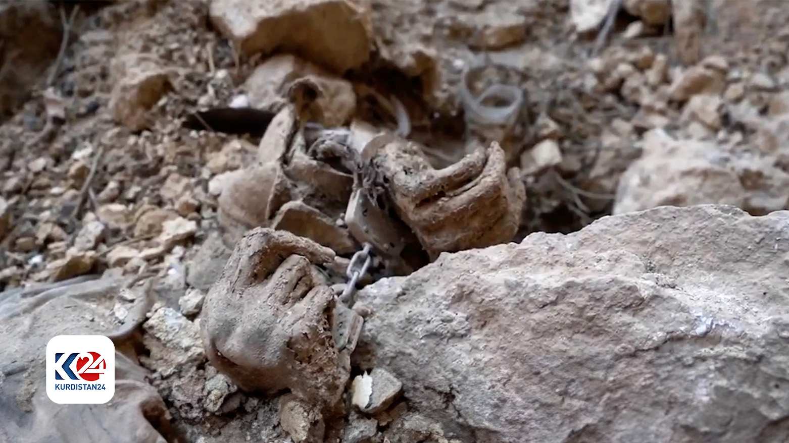 Hands of a victim, handcuffed, found during the exhumation. (Photo: Kurdistan24)